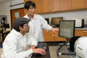 Liyun Wang (in piedi), Professore Associato di ingegneria meccanica con Ashutosh Parajuli, un dottorando al Collegio di Ingegneria alla UD stanno lavorando per quanto concerne la ricerca sulla salute delle ossa nel diabete tipo 1. Credit: Evan Krape