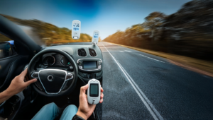 Sicurezza al volante per i diabetici: come i dispositivi di monitoraggio continuo del glucosio migliorano la guida