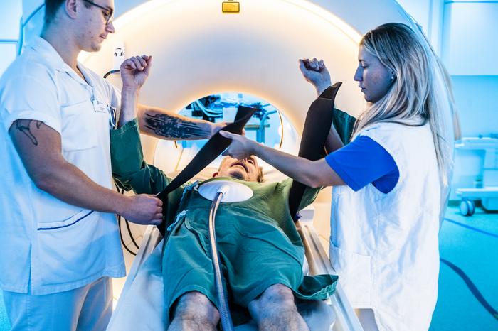Per misurare la cicatrizzazione del fegato di un paziente con la risonanza magnetica, un vibratore viene posizionato sopra il fegato. Il vibratore genera onde di compressione nel fegato, che possono essere osservate nelle immagini. Maggiore è la cicatrizzazione, più veloce è il movimento delle onde.
CREDITO
Thor Balkhed/Università di Linköping