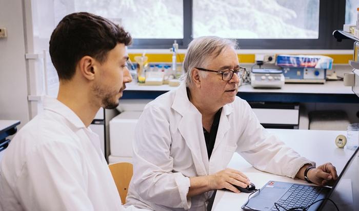 Da sinistra a destra, gli esperti Albert Blasco Roset e Francesc Villarroya della Facoltà di Biologia dell'Università di Barcellona. Credito UNIVERSITÀ DI BARCELLONA