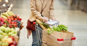 Il carrello della spesa che ingrassa, e scalda il pianeta